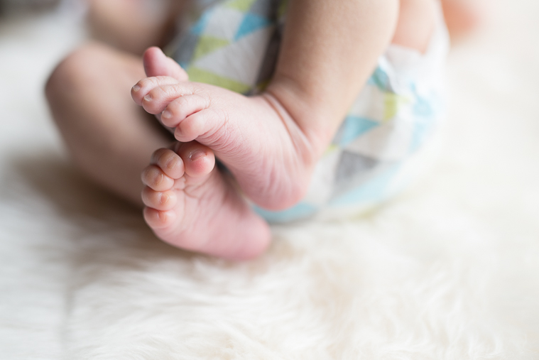 newborn photography baby feet